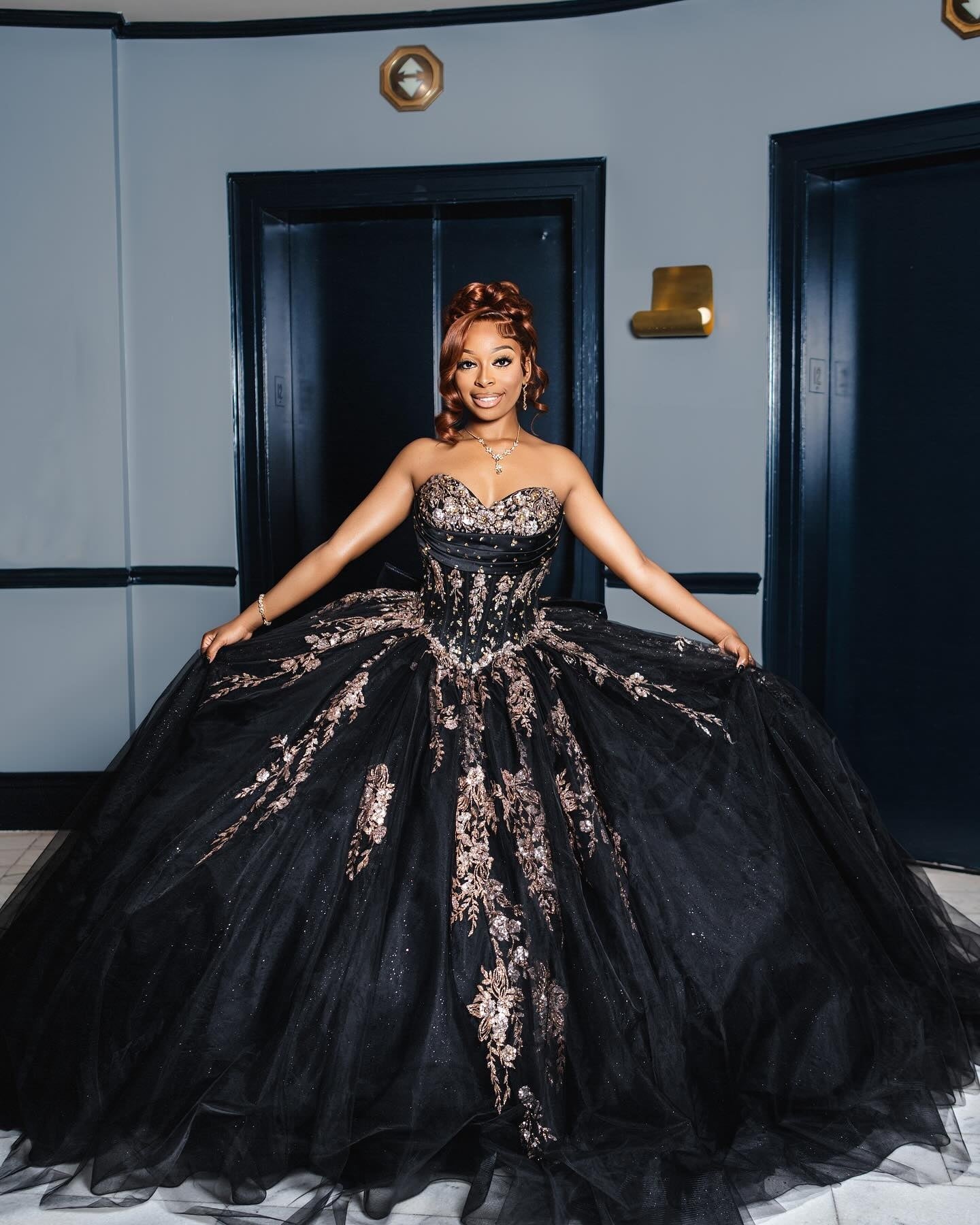 Dignified Black Sweetheart Ball Gown Appliques Evening Dresses