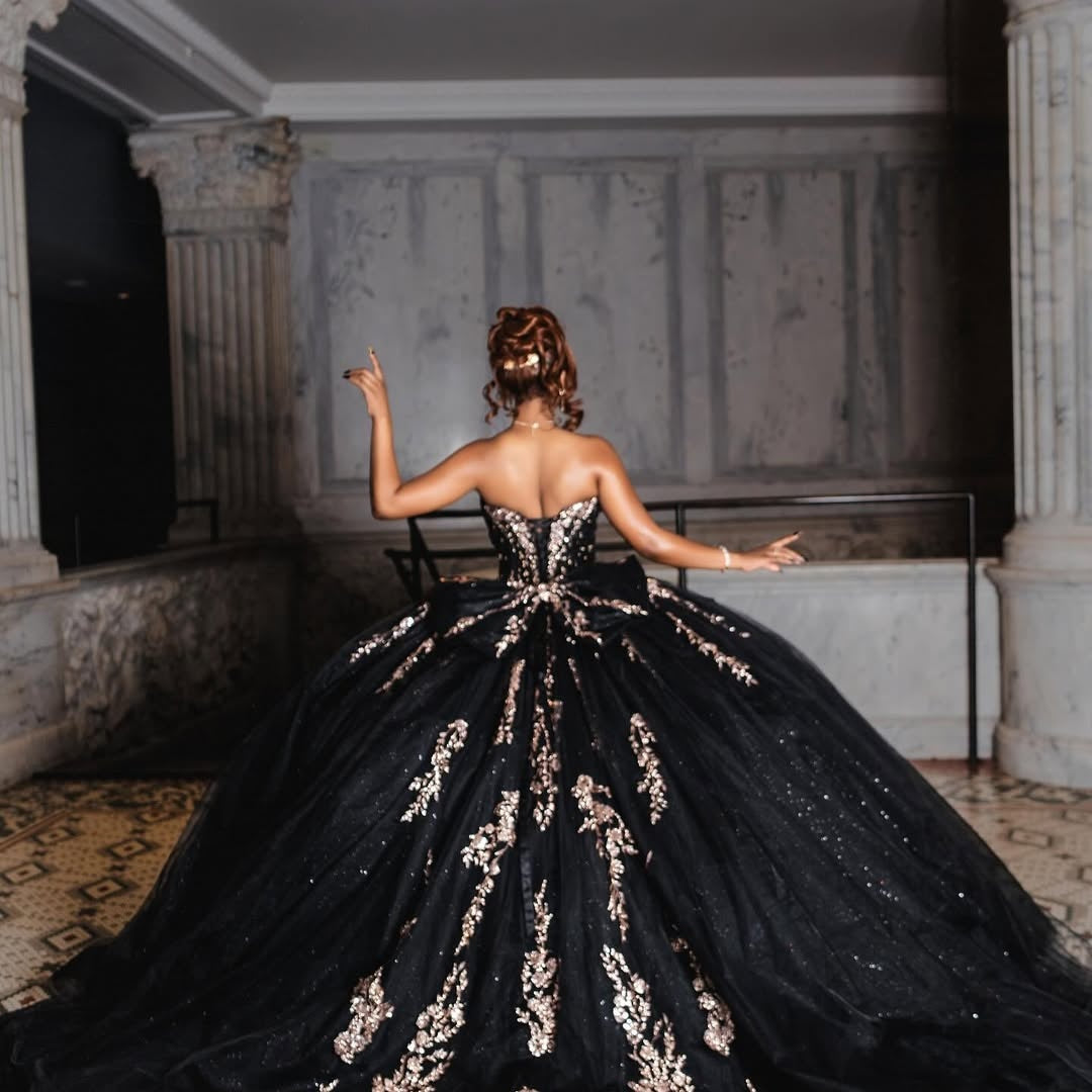 Dignified Black Sweetheart Ball Gown Appliques Evening Dresses