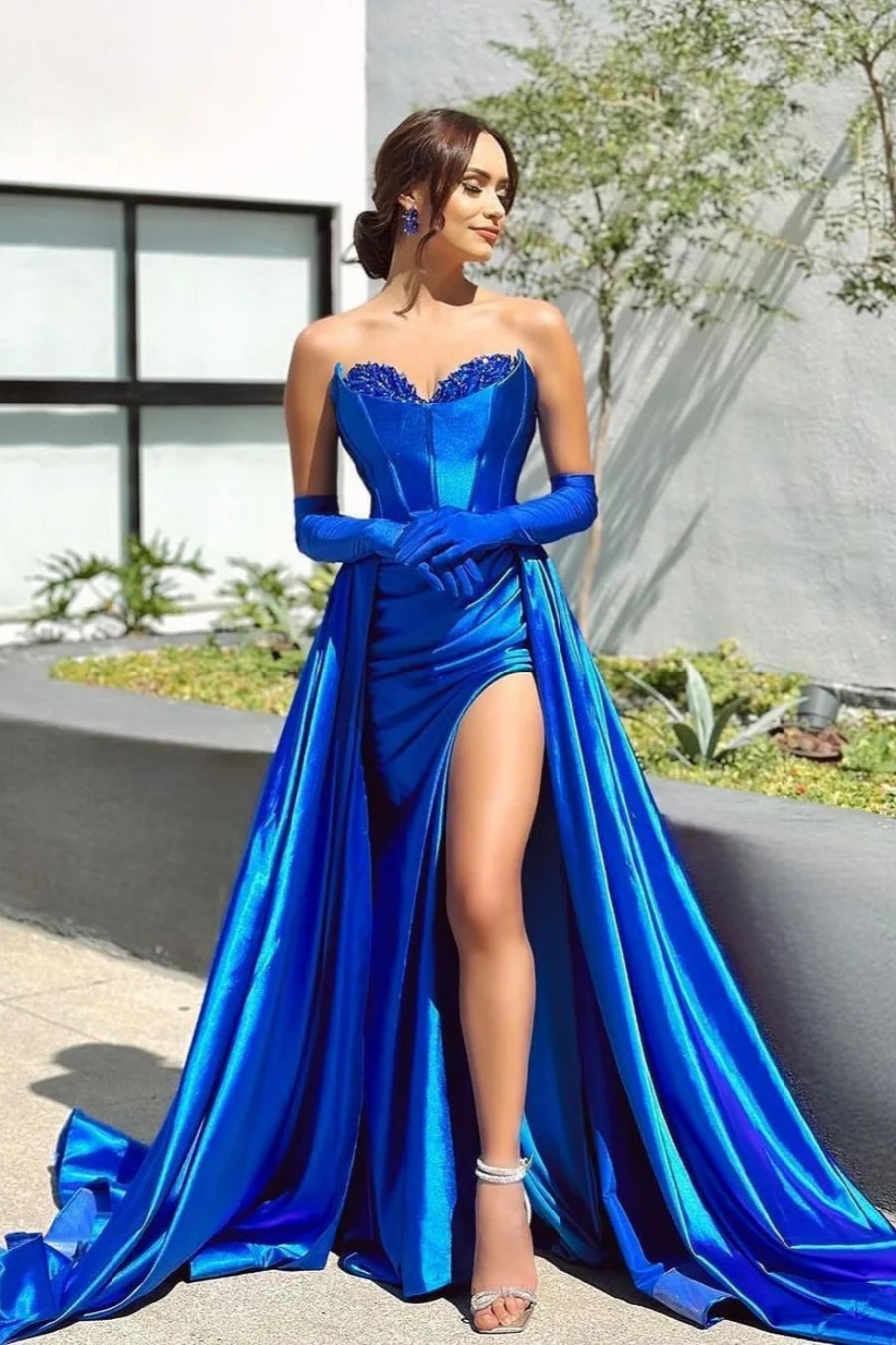 Gentle Royal Blue Satin Sweetheart Evening Dresses With Beadings