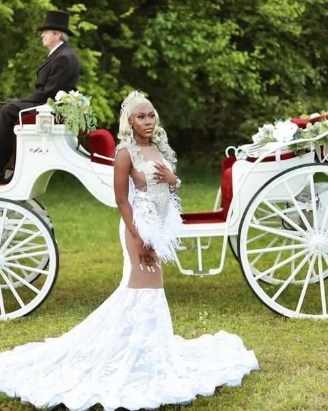 Elegant White Beadings Lace Mermaid Prom Dresses With Feathers