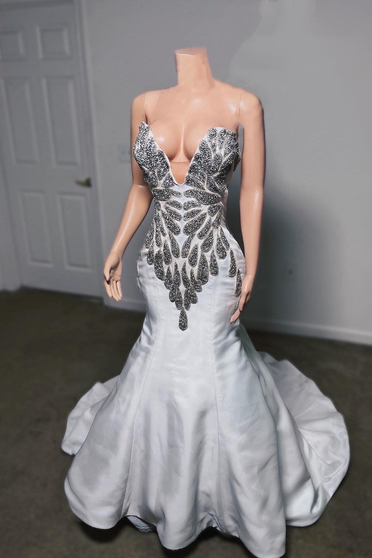 Elegant White Sweetheart Silver Beadings Mermaid Prom Dresses