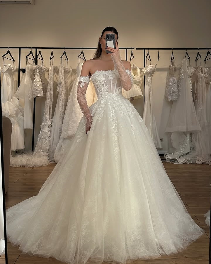 Elegant Strapless Appliques Ball Gown Wedding Dresses With Lace Glove