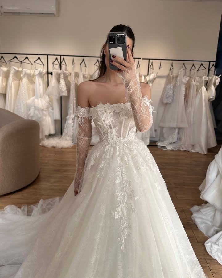 Elegant Strapless Appliques Ball Gown Wedding Dresses With Lace Glove