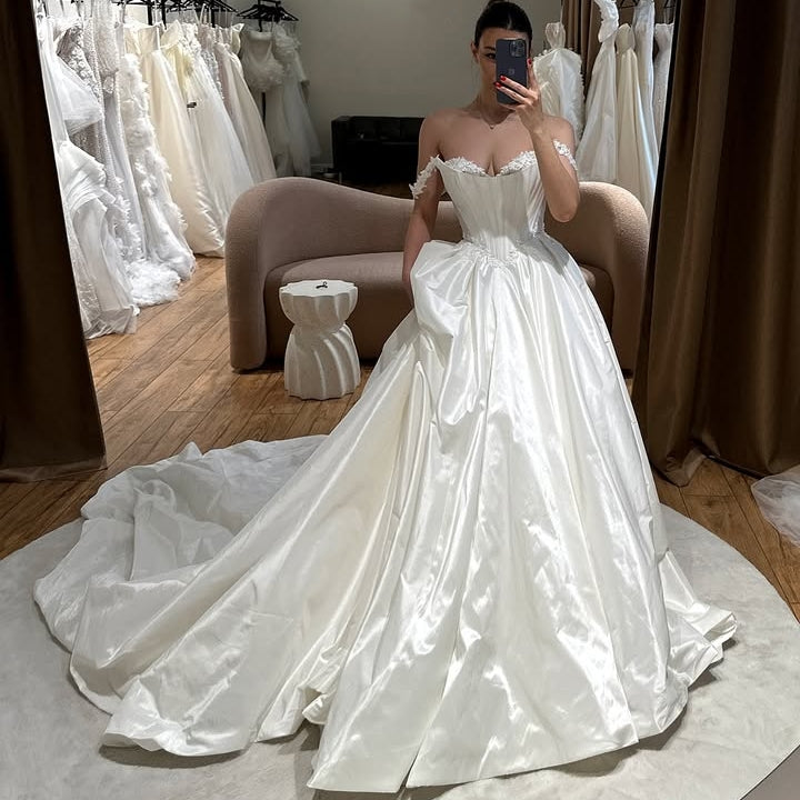 Decent Spaghetti Straps Appliques Ball Gown Wedding Dresses