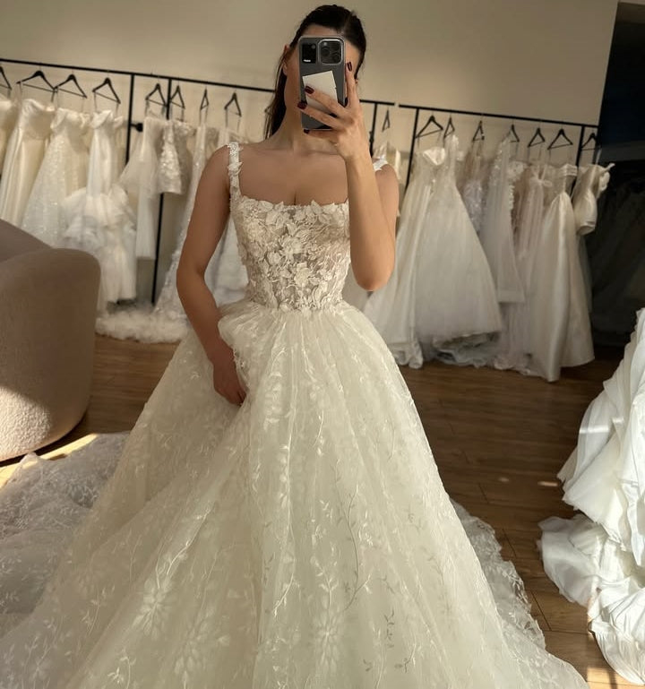 Beautiful Spaghetti Straps Lace Ball Gown Wedding Dresses With Appliques