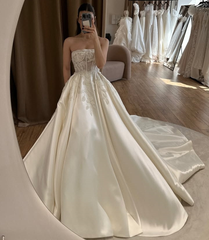 Mild Strapless Appliques Ball Gown Wedding Dresses
