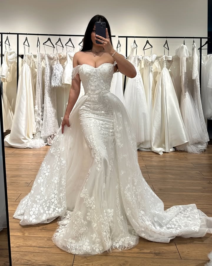 Fancy Off-The-Shoulder Lace Sheath Wedding Dresses With Panel Train
