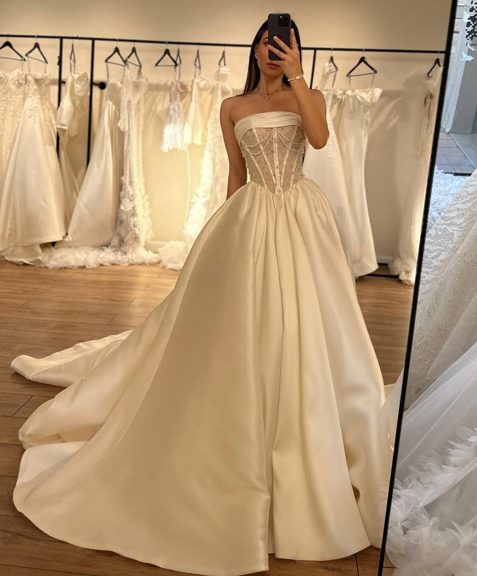 Elegant Strapless Ruffles Ball Gown Wedding Dresses With Beadings