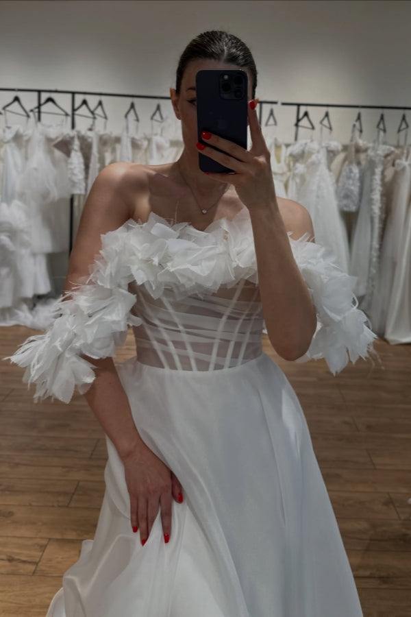 Fashion Off-The-Shoulder Appliques Sheath Wedding Dresses
