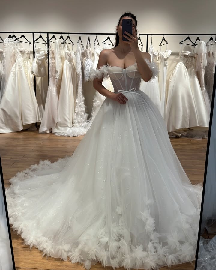 Gentle Off-The-Shoulder Flowers Ball Gown Wedding Dresses