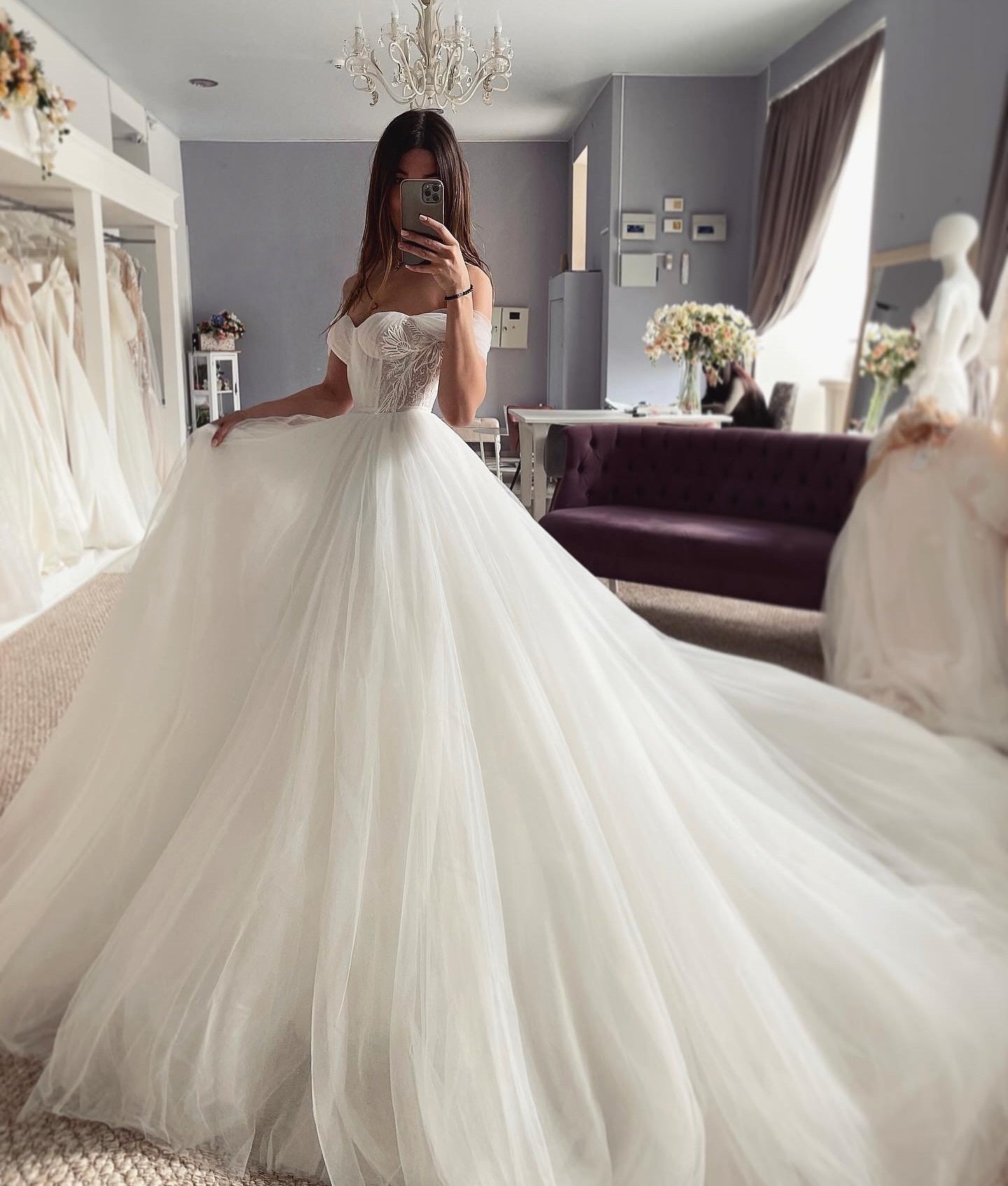 Elegant Off-The-Shoulder A Line Appliques Tulle Wedding Dresses