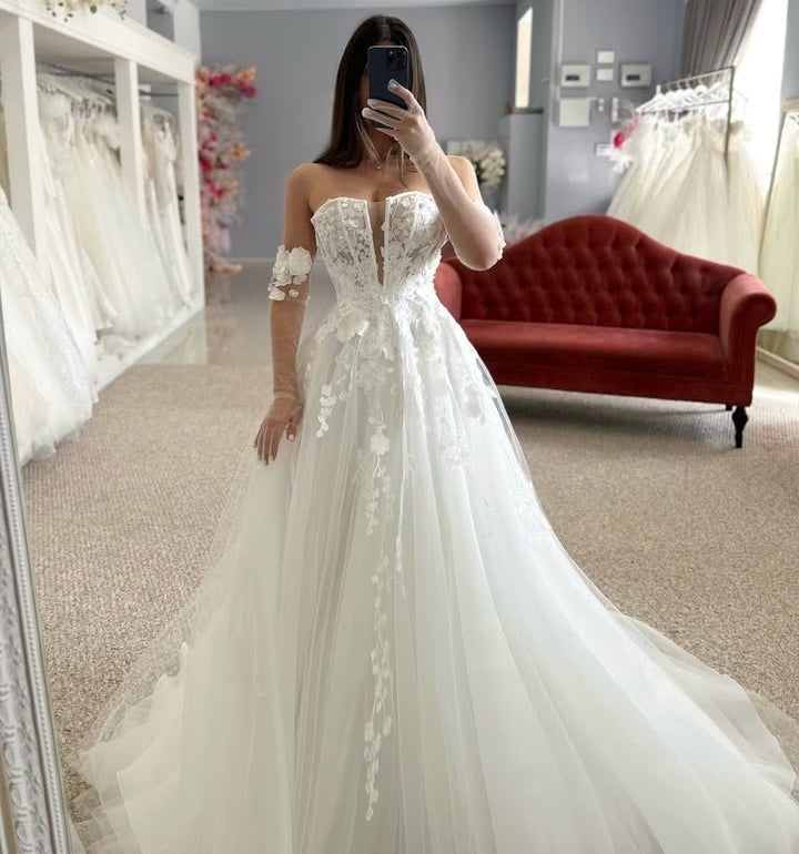 Charming Strapless A Line Appliques Tulle Wedding Dresses With Gloves