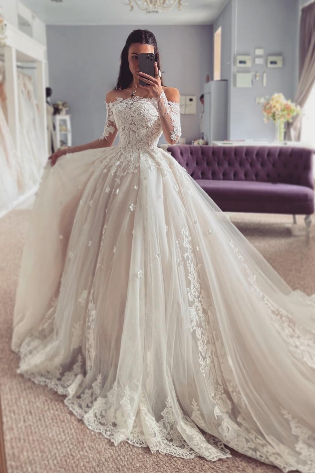 Classical Off-the-shoulder Long Sleeves Ball Gown Appliques Tulle Wedding Dresses