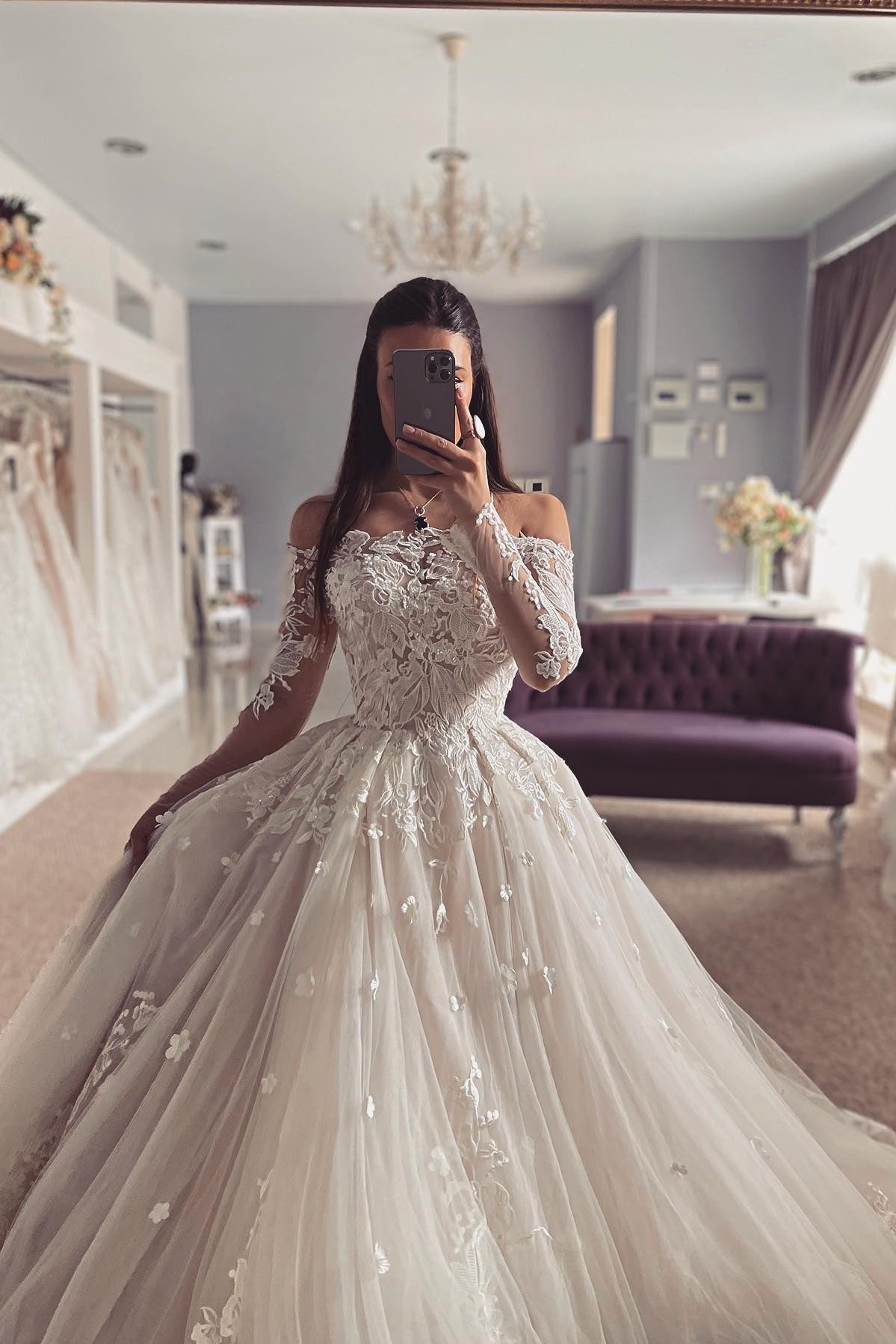 Classical Off-the-shoulder Long Sleeves Ball Gown Appliques Tulle Wedding Dresses