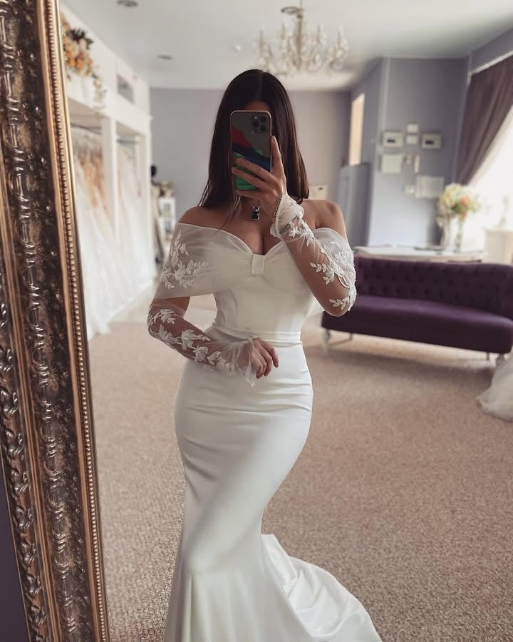 Sexy Off-the-shoulder Appliques Long Sleeves Satin Wedding Dresses